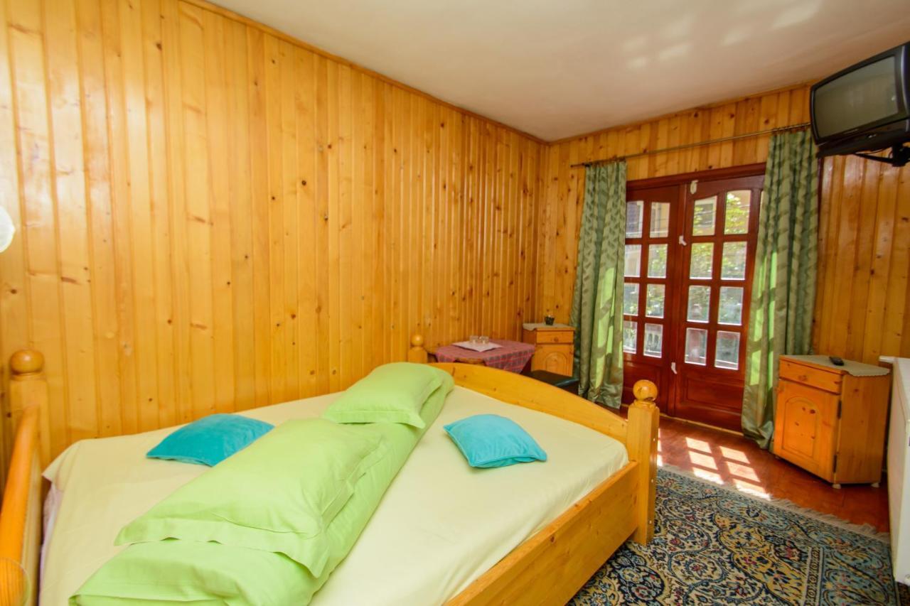 Rem's Pension Risnov Bagian luar foto