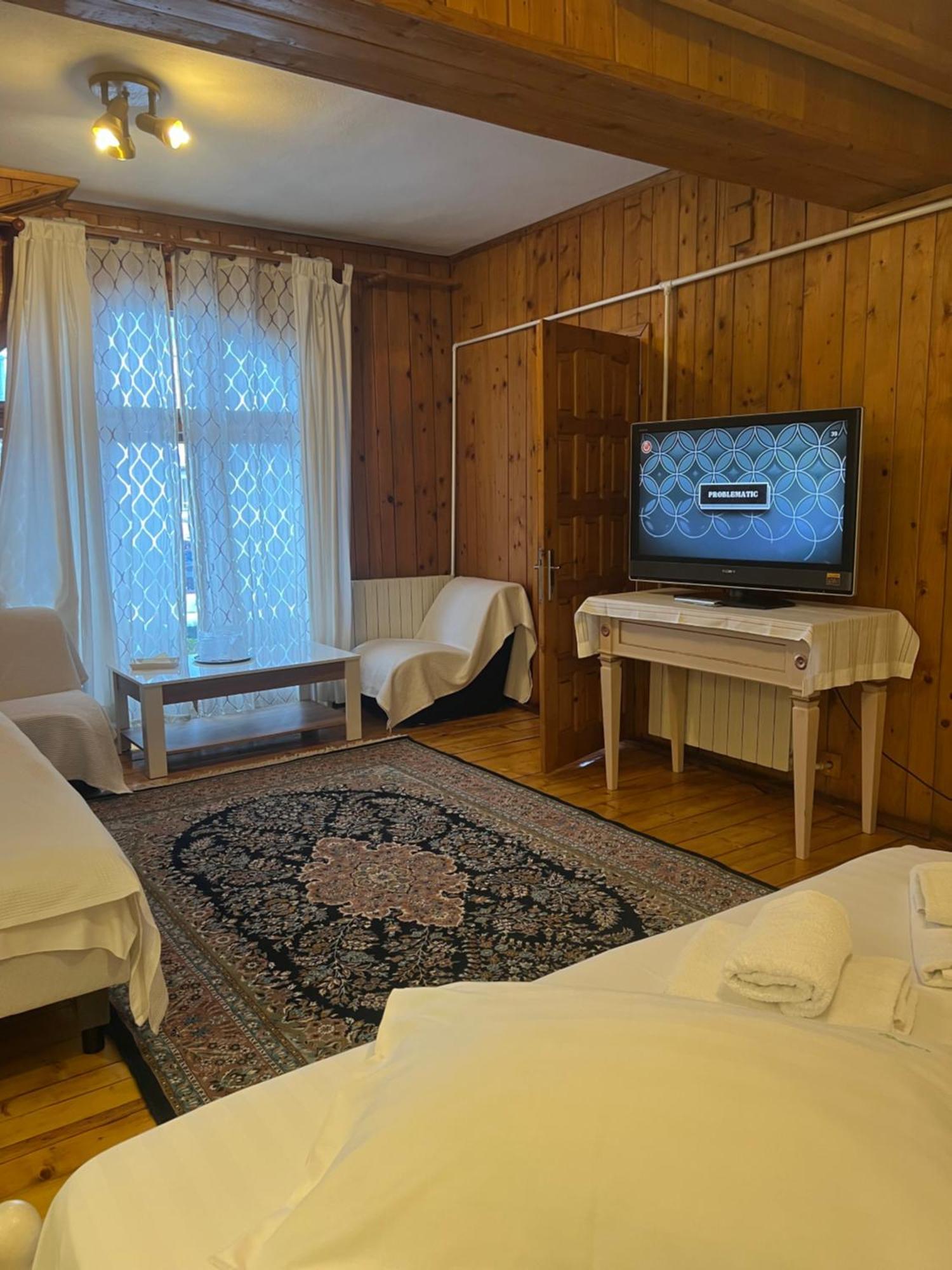 Rem's Pension Risnov Bagian luar foto