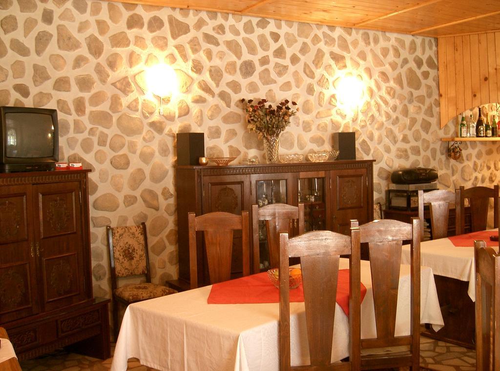 Rem's Pension Risnov Bagian luar foto
